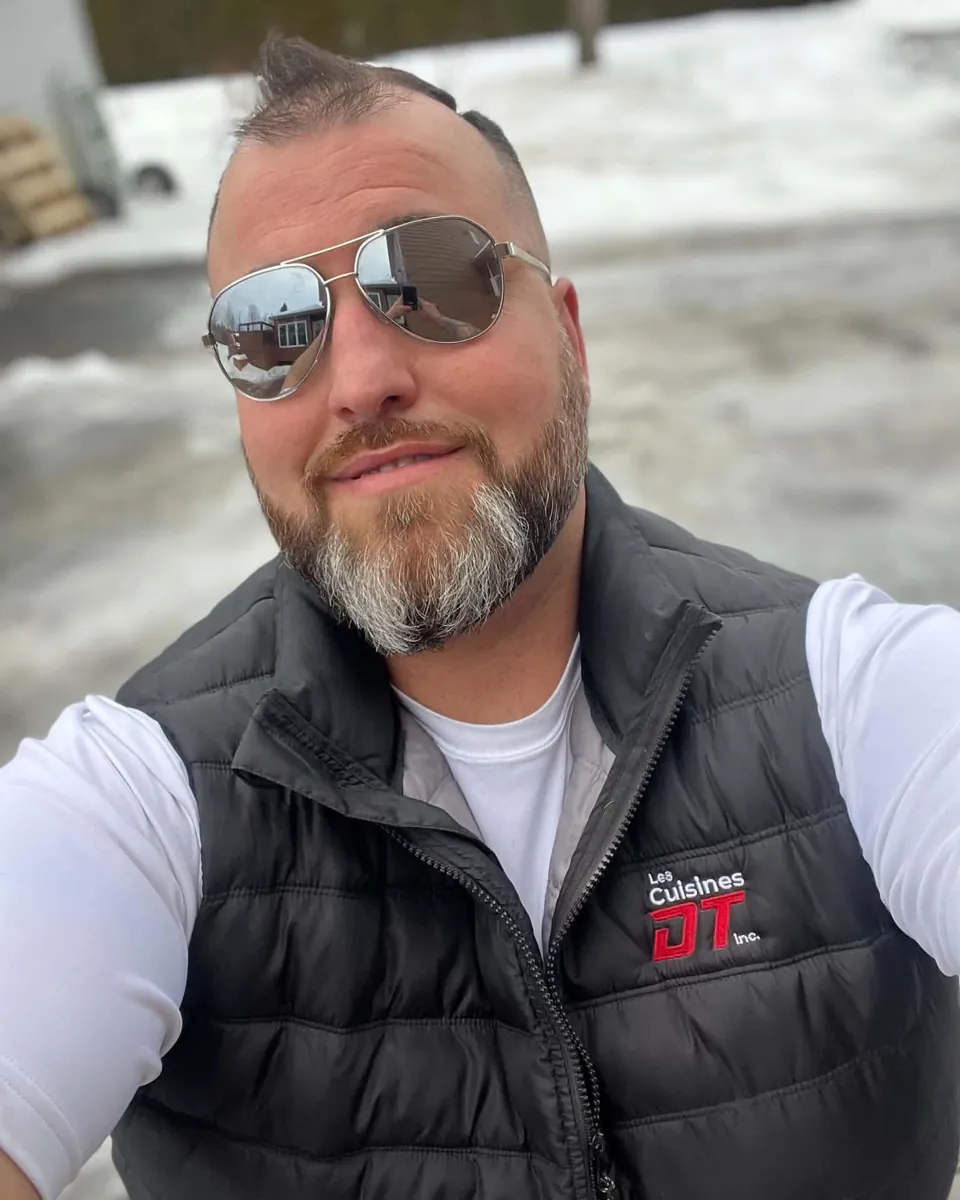 Daniel Thibodeau, propriétaire, portant la veste Les Cuisines DT