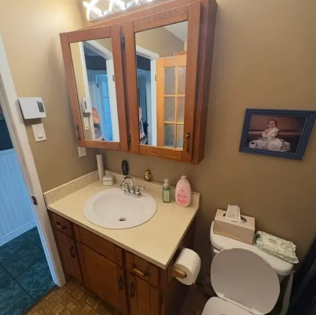 Salle de bain avant les travaux, vanité en chêne